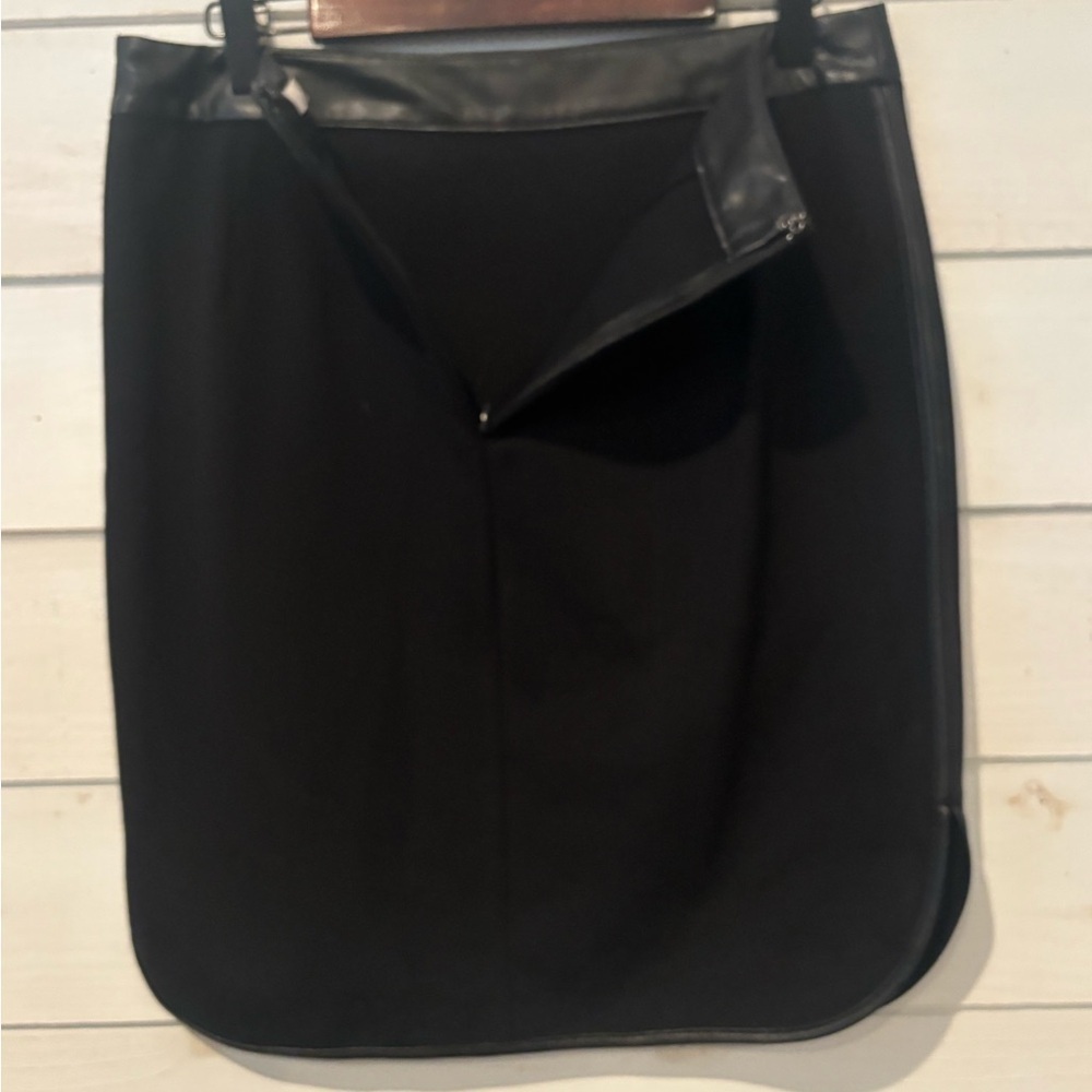 LOFT Womens Mini Skirt Petites
8P  Black Faux Leather Trim . Never worn! - Picture 8 of 14
